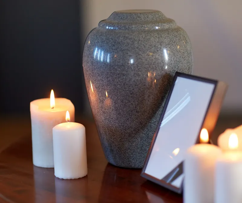 Urna cineraria e candele