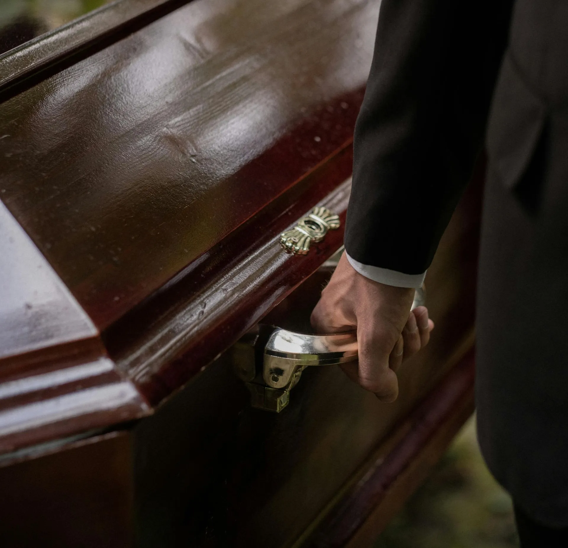 Flowers and candles - funeral services in Bologna