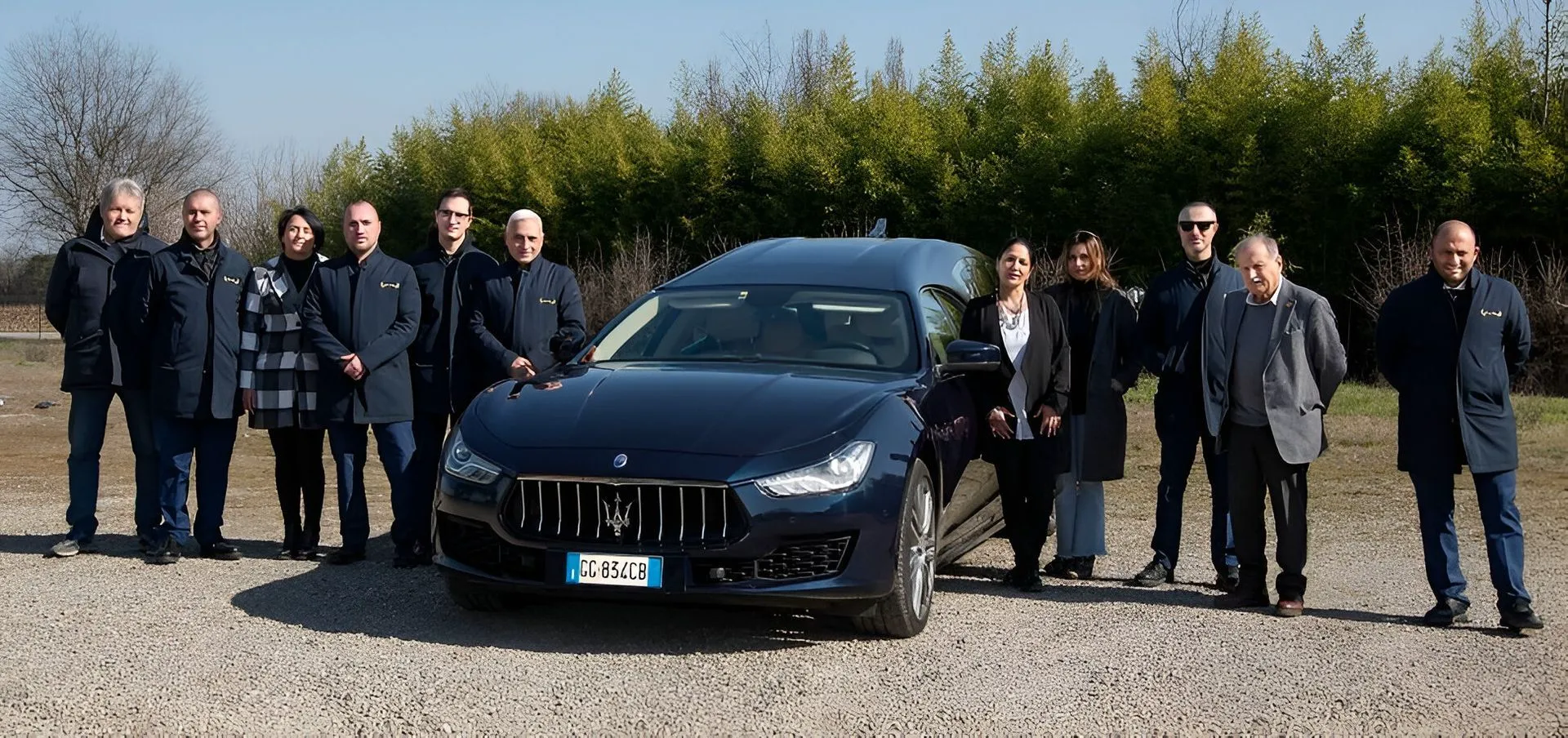 Il team dell'agenzia funebre Biagi Mario con i veicoli