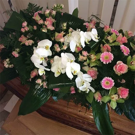 Composizione floreale per cerimonie funebri