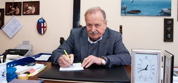 Un uomo alla scrivania